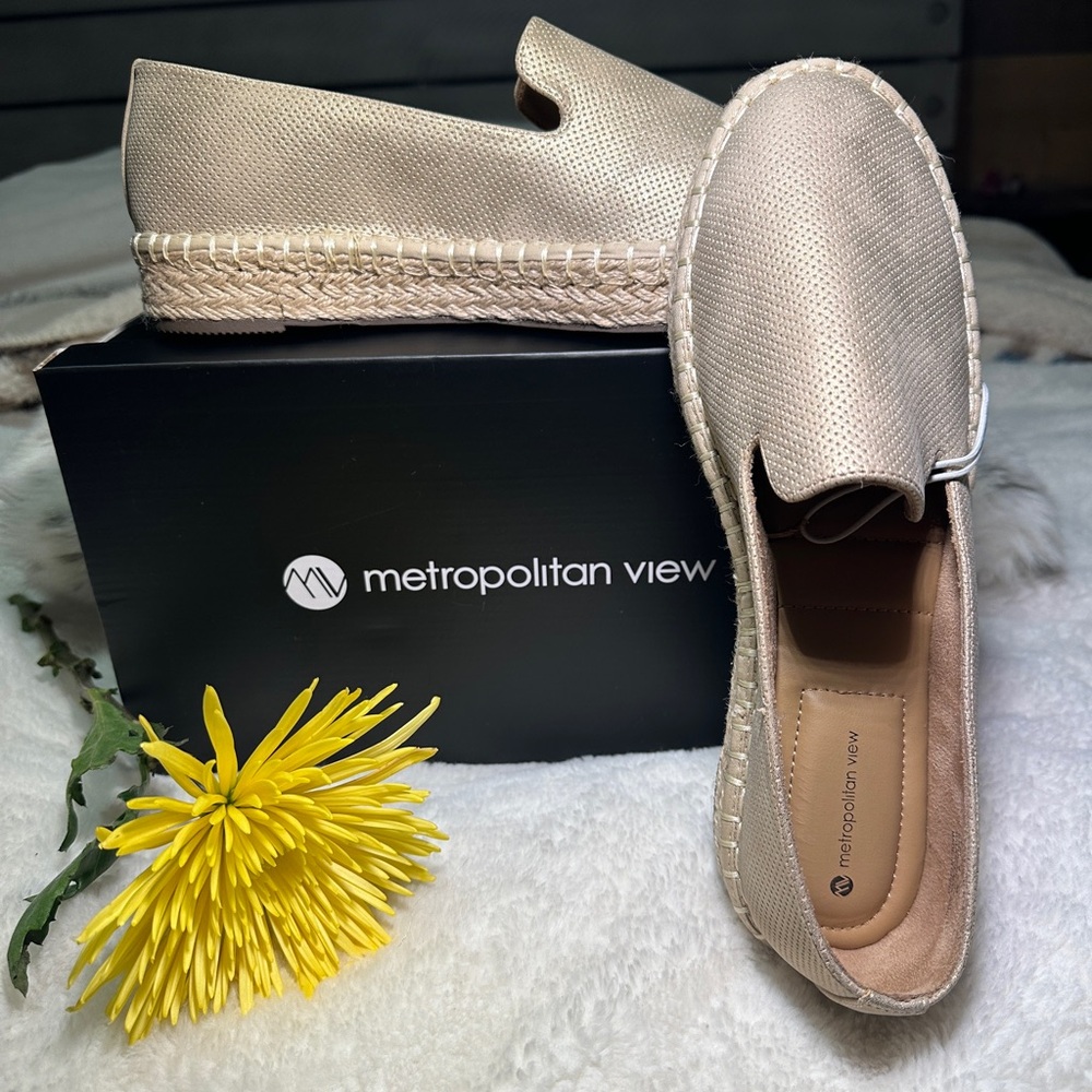 NWT Metropolitan View 8.5 Gold slip on loafers